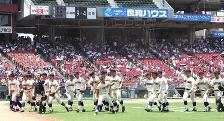 決勝に進出し、笑顔を見せる広島商ナイン（撮影・北村雅宏）