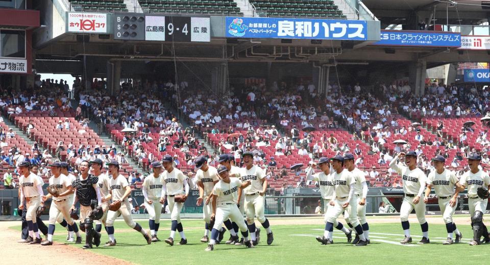 決勝に進出し、笑顔を見せる広島商ナイン（撮影・北村雅宏）