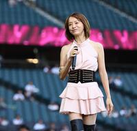 試合後、ライブパフォーマンスを披露する鈴木亜美（撮影・中島達哉）