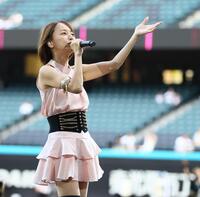 試合後、ライブパフォーマンスを披露する鈴木亜美（撮影・中島達哉）