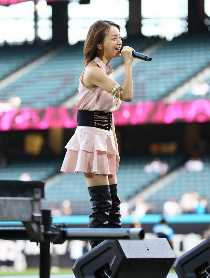 試合後、ライブパフォーマンスを披露する鈴木亜美（撮影・中島達哉）