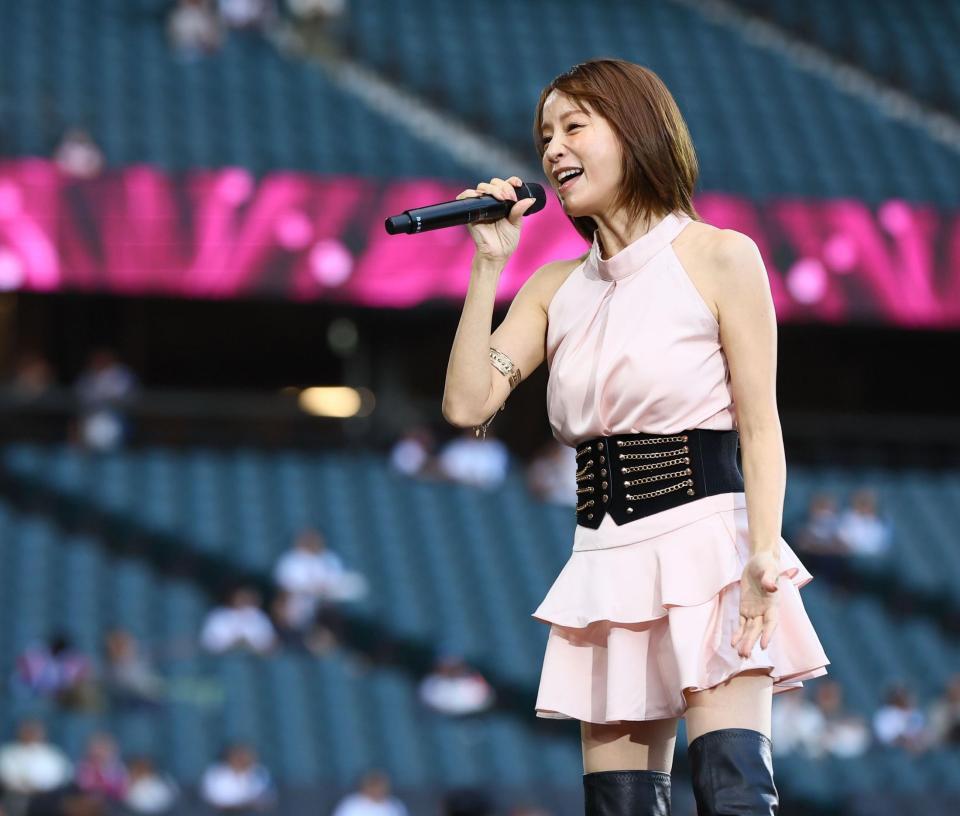 試合後、ライブパフォーマンスを披露する鈴木亜美（撮影・中島達哉）