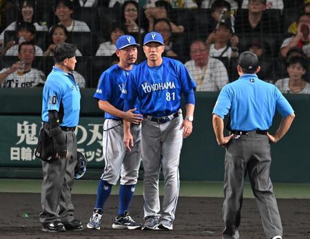 ３回、阪神のリクエストで前川が死球判定となり、審判に確認する相川監督（撮影・飯室逸平）
