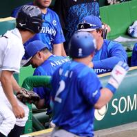 ５回、度会の打球がベンチの相川監督に直撃する（撮影・山口登）