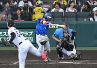 ５回、ファールを打つ度会（撮影・飯室逸平）