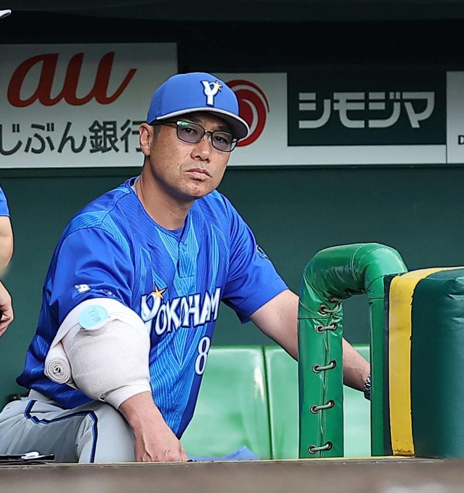 ５回、右腕をアイシングしながら試合を見つめる相川監督（撮影・西田忠信）