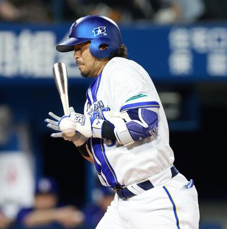 ４回、死球を受ける宮崎（撮影・伊藤笙子）