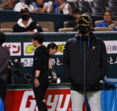 練習を見守る新庄監督（撮影・中島達哉）