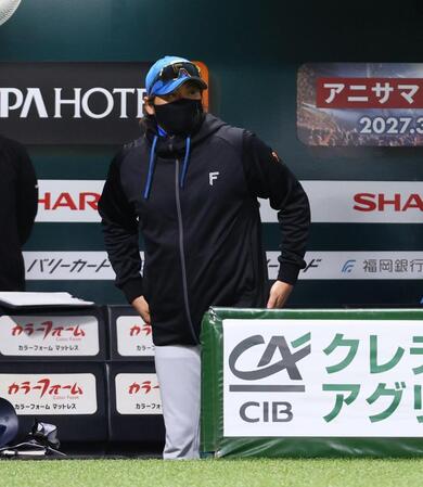 ３回、戦況を見つめる日本ハム・新庄剛志監督＝みずほｐａｙｐａｙドーム福岡（撮影・中島達哉）