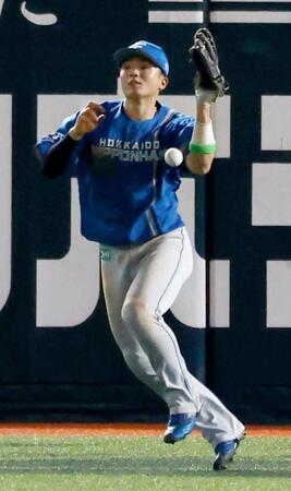 ４回、正木の飛球を落球する郡司。勝ち越しを許す。