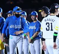 試合前セレモニーで言葉を交わす新庄監督（左）と小久保監督（撮影・中島達哉）