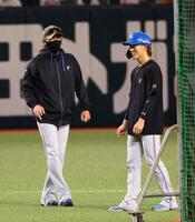 試合前、矢沢（右）に声を掛ける新庄監督（撮影・中島達哉）