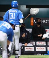 ３回、勝ち越し犠飛を放った柴田（３１）にサムズアップする新庄監督（撮影・中島達哉）