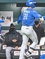 ３回、犠飛を放った柴田（右）を迎える新庄監督