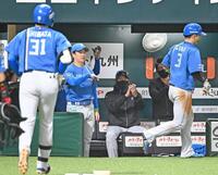 ３回、犠飛を放った柴田（左）を迎える新庄監督
