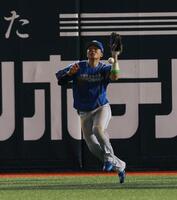 ４回、正木の打球を落球し、適時失策する郡司（撮影・中島達哉）
