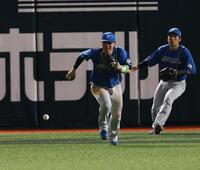 ４回、正木の打球を落球し、適時失策する郡司（撮影・中島達哉）