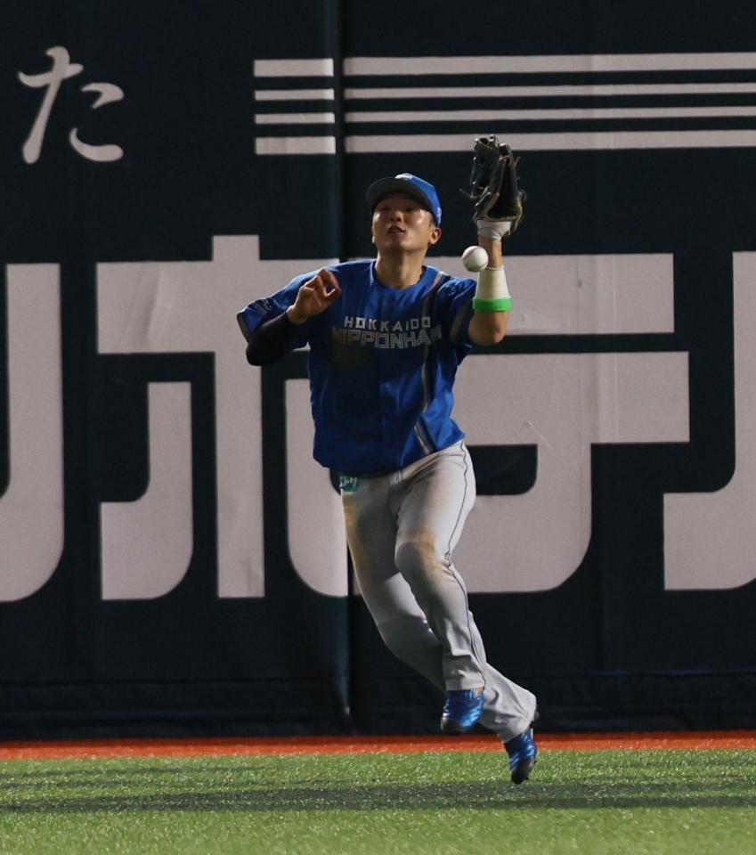 ４回、正木の打球を落球し、適時失策する郡司（撮影・中島達哉）
