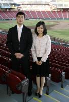 　婚約者の光部杏里さんと一緒に球場を訪れ、記念撮影した大竹＝マツダスタジアム