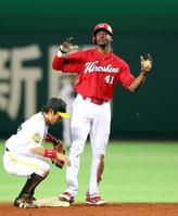 3回、ルイスは二盗。野手は本多(撮影・栗木一考)