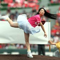 始球式を務めたAKB48の倉持明日香=マツダスタジアム(撮影・出月俊成)