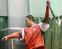 初の開幕1軍に選ばれ、バットを振り込む鈴木将(撮影・出月俊成)