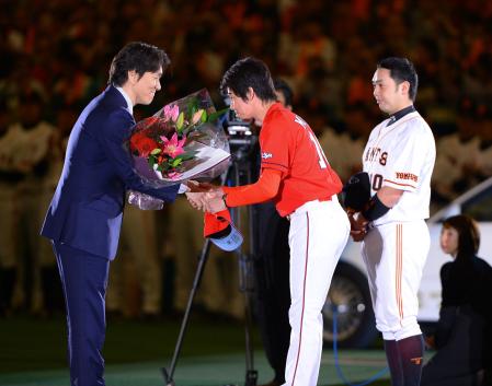 　松井秀喜氏（左）に花束を渡し、握手する前田健。右端は阿部（撮影・金田祐二）