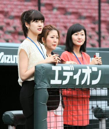 試合前にベンチを訪問した広島・新井宏昌コーチの三女でミス日本の貴子さん（左）と長女・寿枝さん（右）、次女の聖佳さん＝マツダスタジアム（撮影・出月俊成）