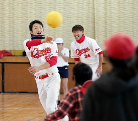 　中田（右）らと一緒に広島市内の小学校に訪問し、子どもたちとドッジボールを楽しむ鈴木誠（撮影・北村雅宏）