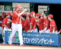 3回、2打席連続本塁打を放ち、ナインに迎えられるエルドレッド(撮影・佐々木彰尚)