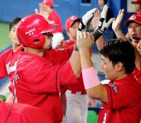8回、追加点となる適時打を放ち、ナインとハイタッチを交わすキラ(左)=撮影・保田叔久