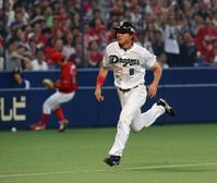 6回、送球が乱れる間に生還する大島