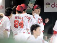 ベンチでコーチ陣に指示を出す野村監督(右)=撮影・出月俊成