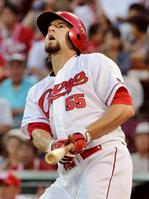 3回広島無死一塁、エルドレッドが左越えに2ランを放つ=マツダ