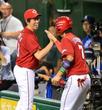 3回、菊池のタイムリーで生還した広島・堂林翔太(右)を笑顔で迎える広島・前田健太=西武ドーム(撮影・村中拓久)