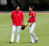 練習中に談笑する大瀬良(左)と戸田