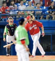 8回、エルドレッドは左越え2ランを放つ(捕手・中村)=撮影・西岡 正