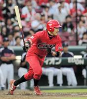 1回、丸は右前に2点適時打を放つ(撮影・出月俊成)