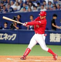 2回広島、無死一、二塁、右前に先制タイムリーを放つ広島・田中=ナゴヤドーム(撮影・飯室逸平)