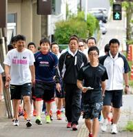 宿舎に到着後、散歩に出掛ける広島ナイン（撮影・会津智海）