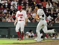 8回、代打広島・中東直己の三ゴロで一気に三塁を狙いアウトとなり、肩を落として引き揚げる広島・天谷宗一郎(左)=マツダスタジアム(撮影・出月俊成)