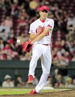 6回、堂上直の打球が直撃する永川勝(撮影・出月俊成)