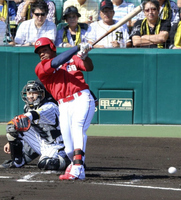 1回広島、2点適時打を放つロサリオ=甲子園(撮影・持木克友)