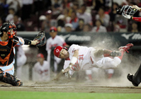 6回、木村のゴロで本塁へ生還する三走・石原(捕手・小林)=撮影・北村雅宏