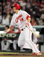 3回広島2死一、二塁、広島・エルドレッドは中前適時打を放つ=マツダスタジアム(撮影・北村雅宏)