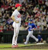 6回、梶谷(右)に3ランを浴び、マウンドでぼう然の大瀬良(撮影・出月俊成)