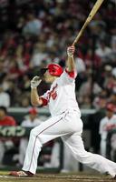 6回、左中間にソロを放つエルドレッド(撮影・北村雅宏)