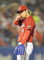 4回6失点の野村がぶぜんとした表情を見せる(撮影・園田高夫)