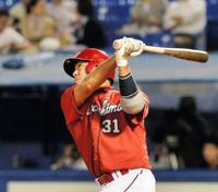 7回、石原が左越えソロを放つ