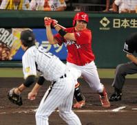 6回、松山は適時打を放つ(撮影・棚橋慶太)